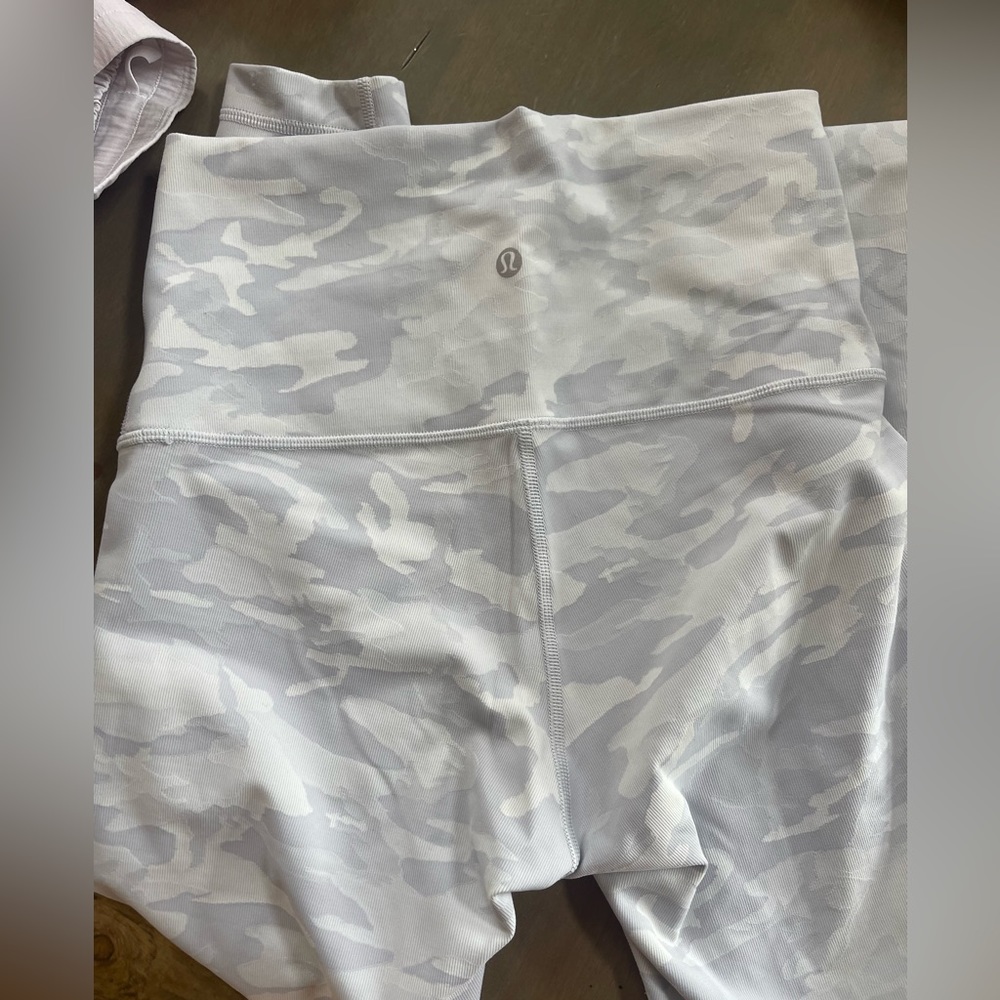 High rise lululemon leggings / size 6 - 28 inseam